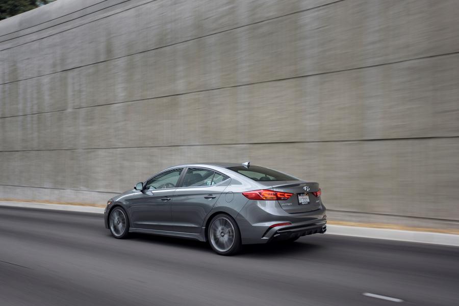  Hyundai Elantra Sport 2016 года  (NA) (фото 32 из 41)